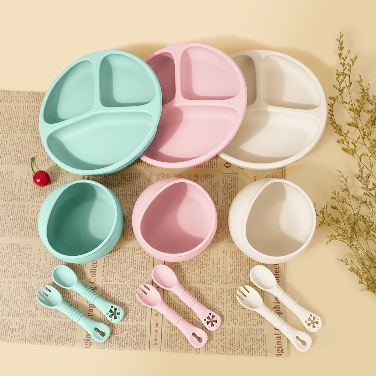 

TYRY.HU 4pcs Silicone Baby Feeding Set Divided Suction Plate Silicone Bowl Spoon and Fork First Feeding Essentials Kids Gift