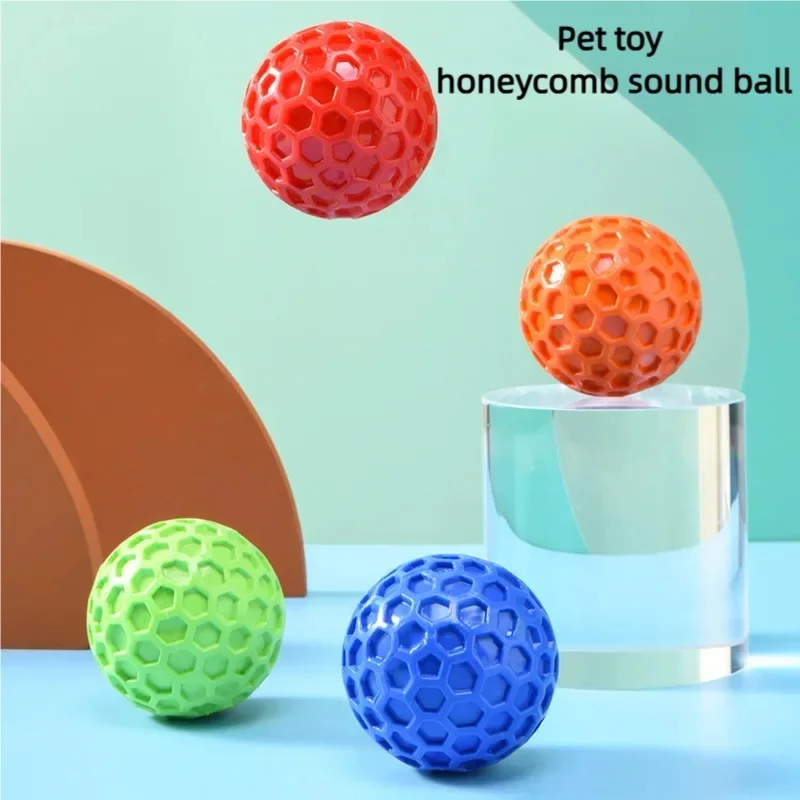 Brinquedo de Borracha Natural em Formato de Colmeia para Cães, Bola Durável Interativa com Som para Roer e Limpar os Dentes, Ideal para Cães de Pequeno e Médio Porte Brincarem em Ambientes Internos