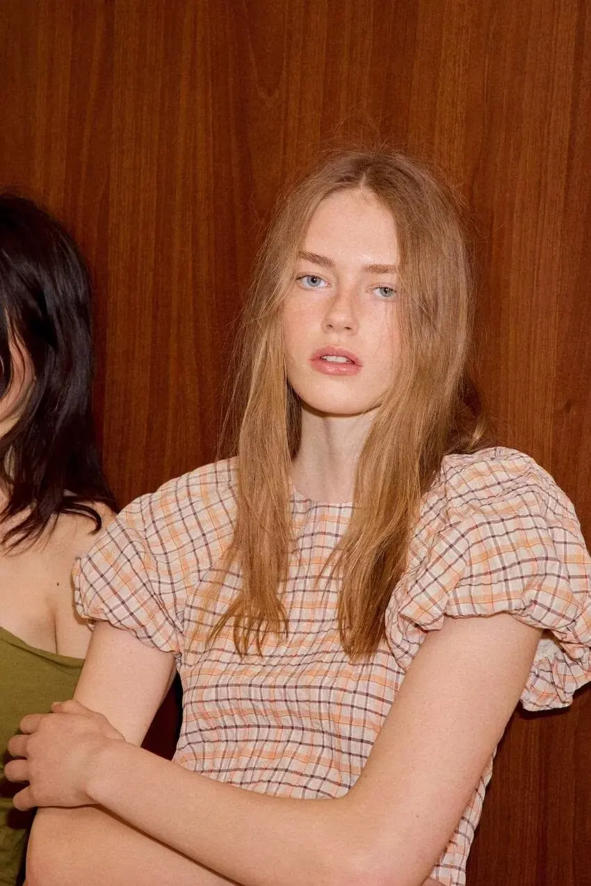 

BB7138 Весна 2026 Новая женская модная блузка из поплина с мягким дизайном, круглым вырезом, рукавами-фонариками и оборками, приталенная, 2180023