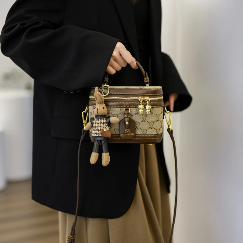 

2025 New Women's Bag Single Shoulder Crossbody Bag Large Capacity Fashion Bucket Bag Versatile Handbag Phone Bag