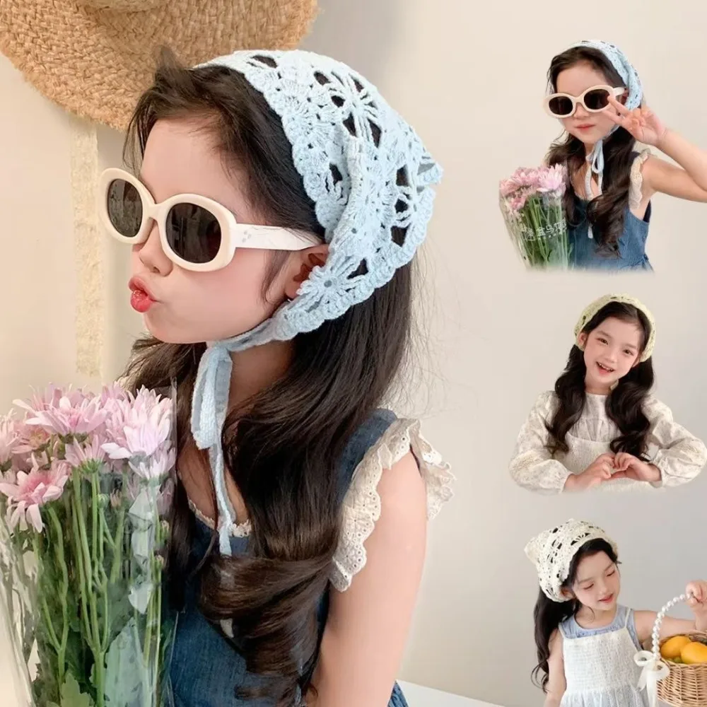 Foulard lavorato a mano alla moda, cappello, triangolo, parasole, fascia all'uncinetto, foulard con fiori scavati, fotografia in spiaggia