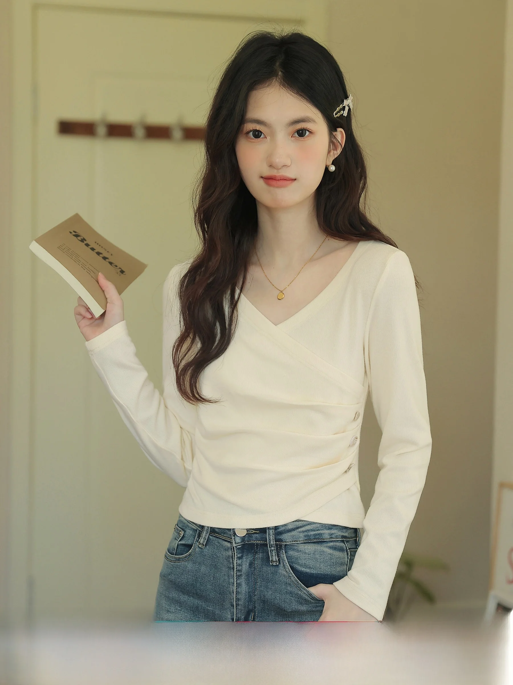 

Linjou 2025 New Sle Women's Slim Fit Knitted Long Sve V-Ne White T-irt Casual Breathable Base Layer irt for Autumn...