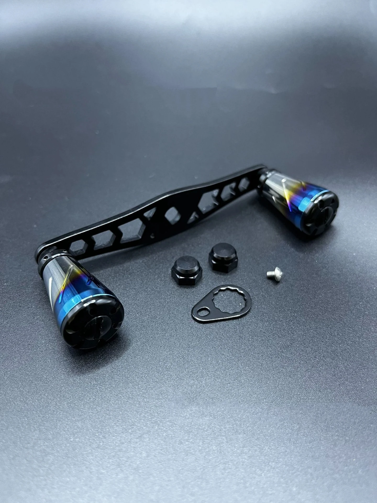 Zweifarbiger CNC-Aluminiumlegierungs-Baitcasting-Rollenhebel, farbenfroher DIY-Modifikations-Power-Griffknopf, ultra-glatter, plattierter Mechanismus – Detail 8
