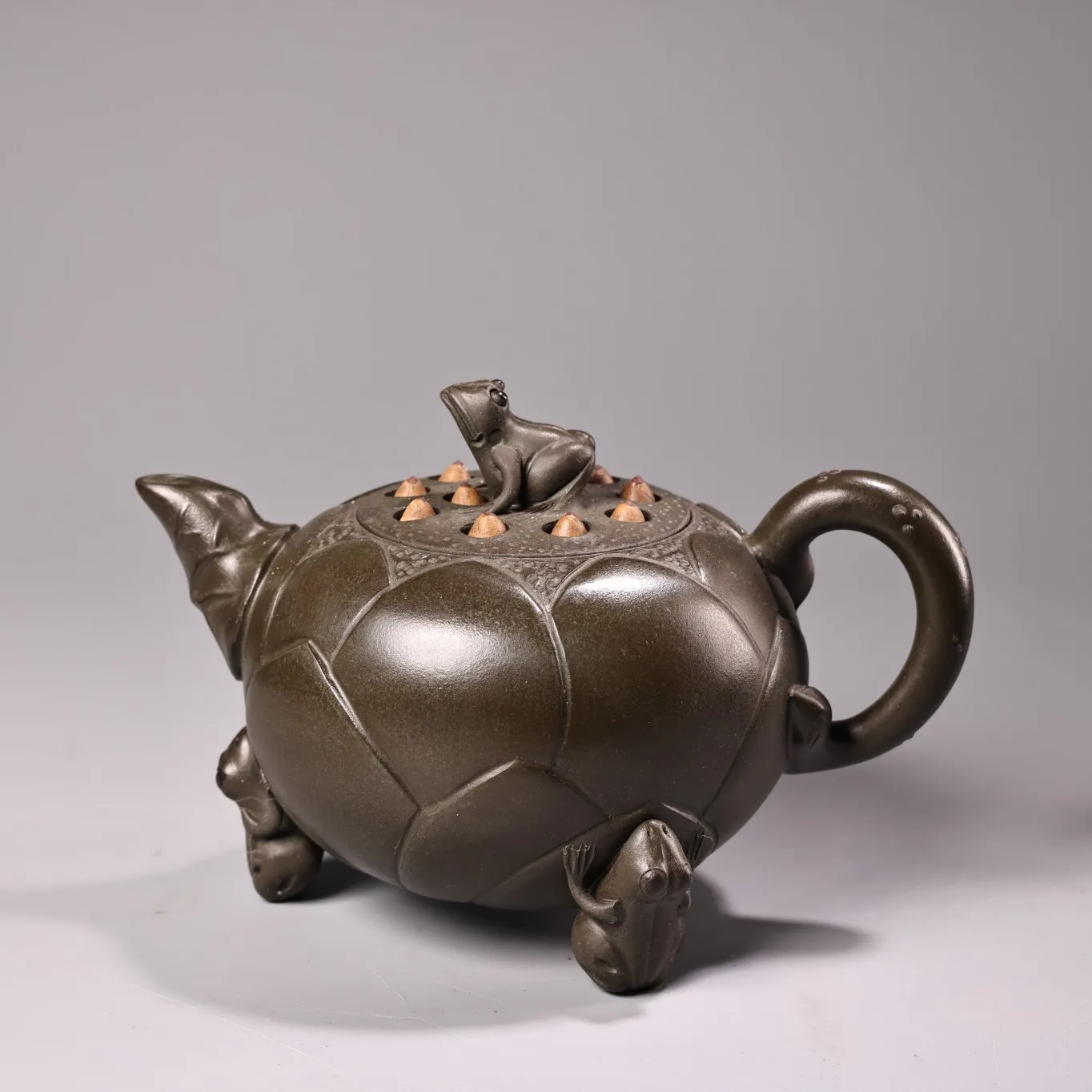 Mineral de arcilla púrpura cruda, cubierta de semilla de loto de rana de alta gama, tetera de tres patas en forma de loto, adornos para tetera