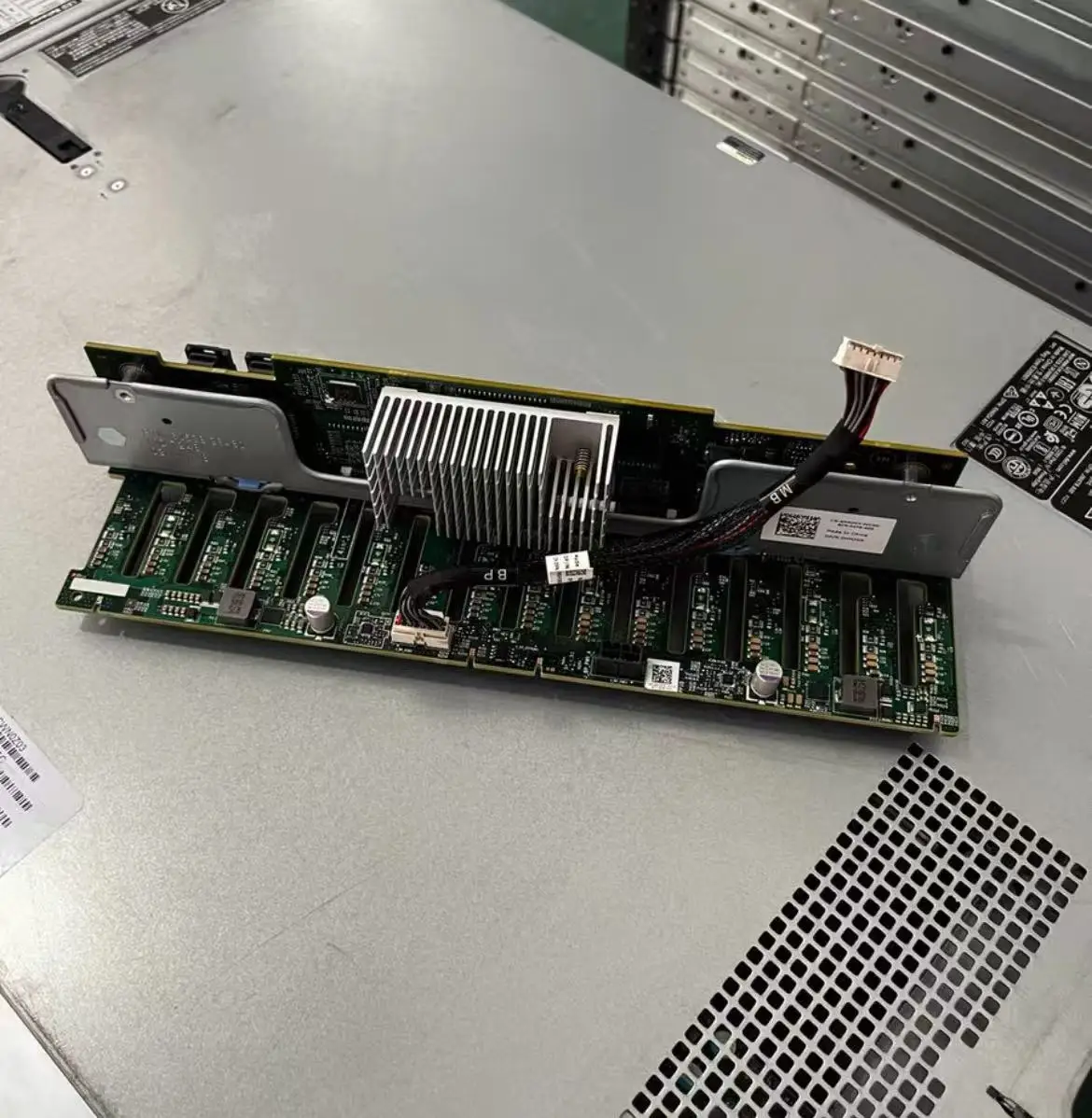 

Original HMJG5 HMJG5 FOR Dell 740 server hard drive backplane 2.5-inch 16 bay