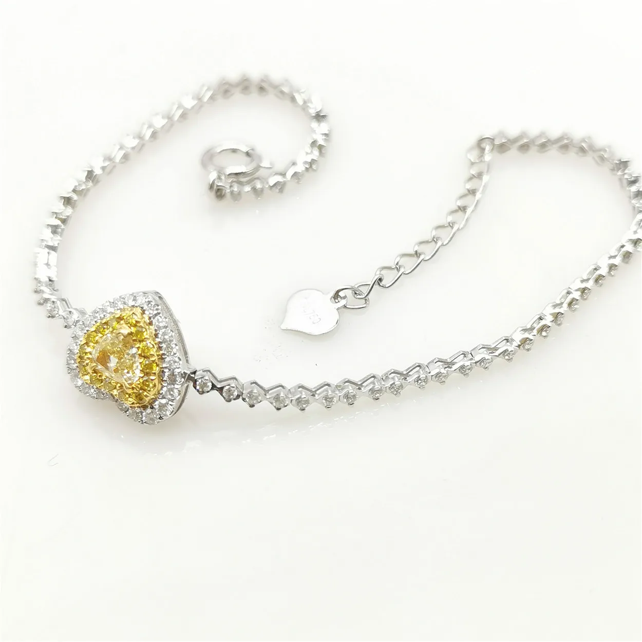 

HPHT lab-grown yellow diamond heart-shaped cut 0.5ct, surrounded by diamonds, 18k gold solid gold full diamond bracelet, platinu