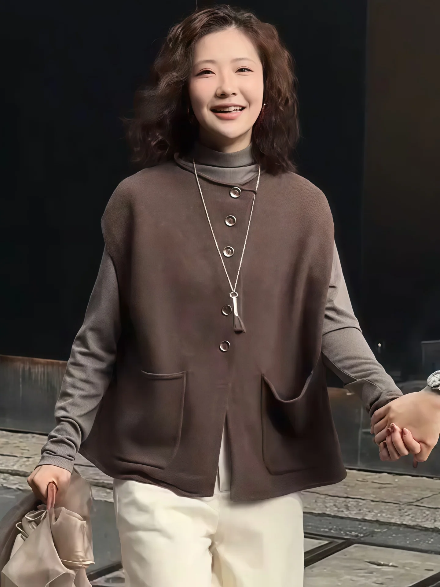 

Свободный вязаный кардиган с круглым вырезом и двойными карманами для женщин, модный повседневный топ на осень 2025 года