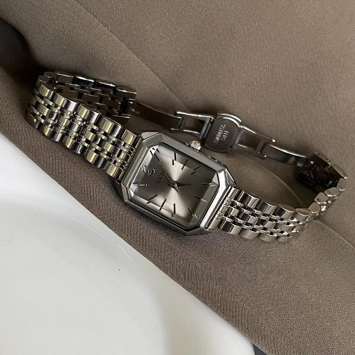 LuxuriousAnd FashionableWomen'S WatchWith A Stainless Steel Strap And Chain Featuring A Simple Elegant And Sophisticated Design.