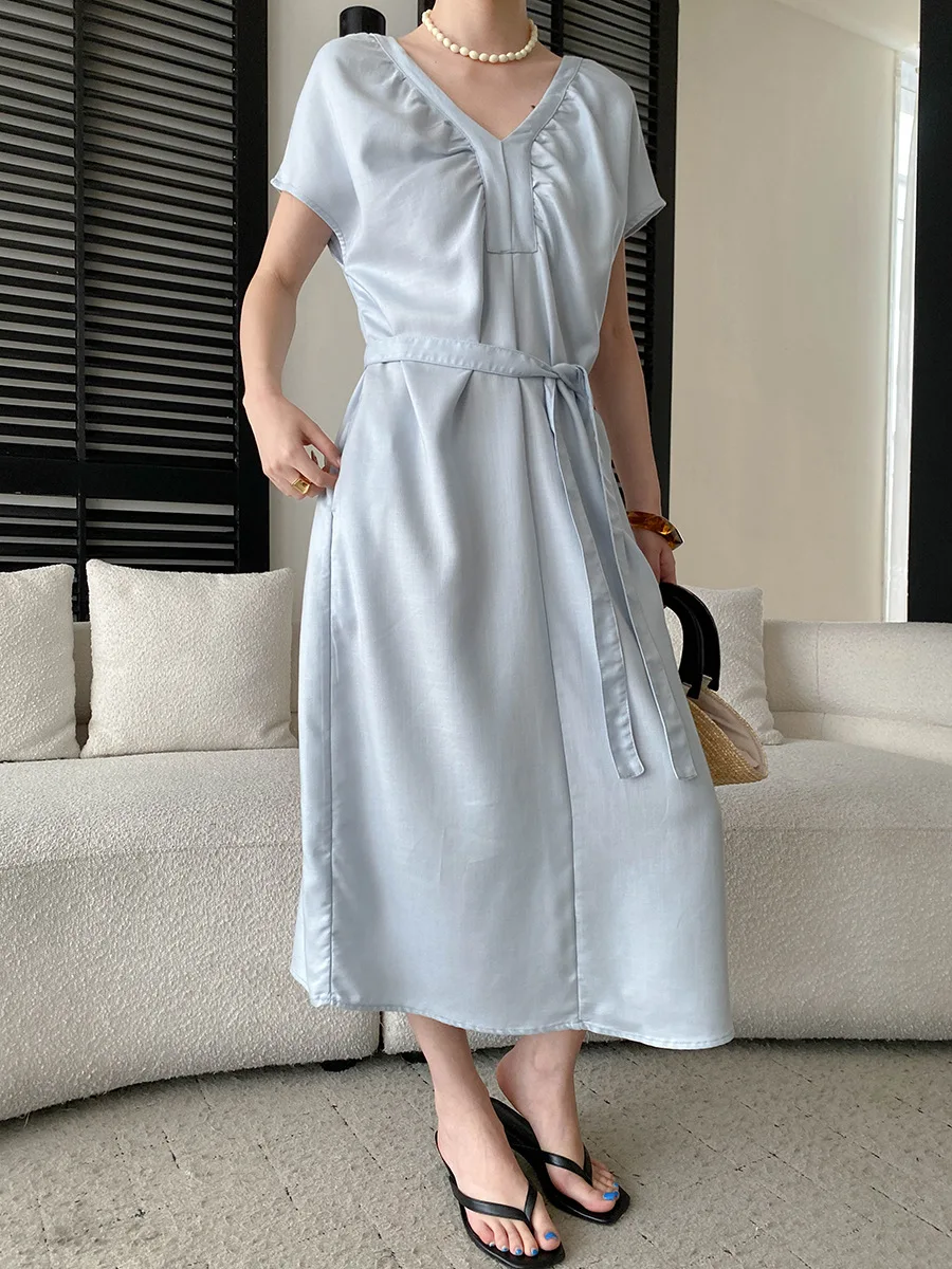 Sommerliches Damenkleid in unifarbenem Design mit V-Ausschnitt und Schnürung an der Taille für eine schlanke Silhouette. – Detail 3