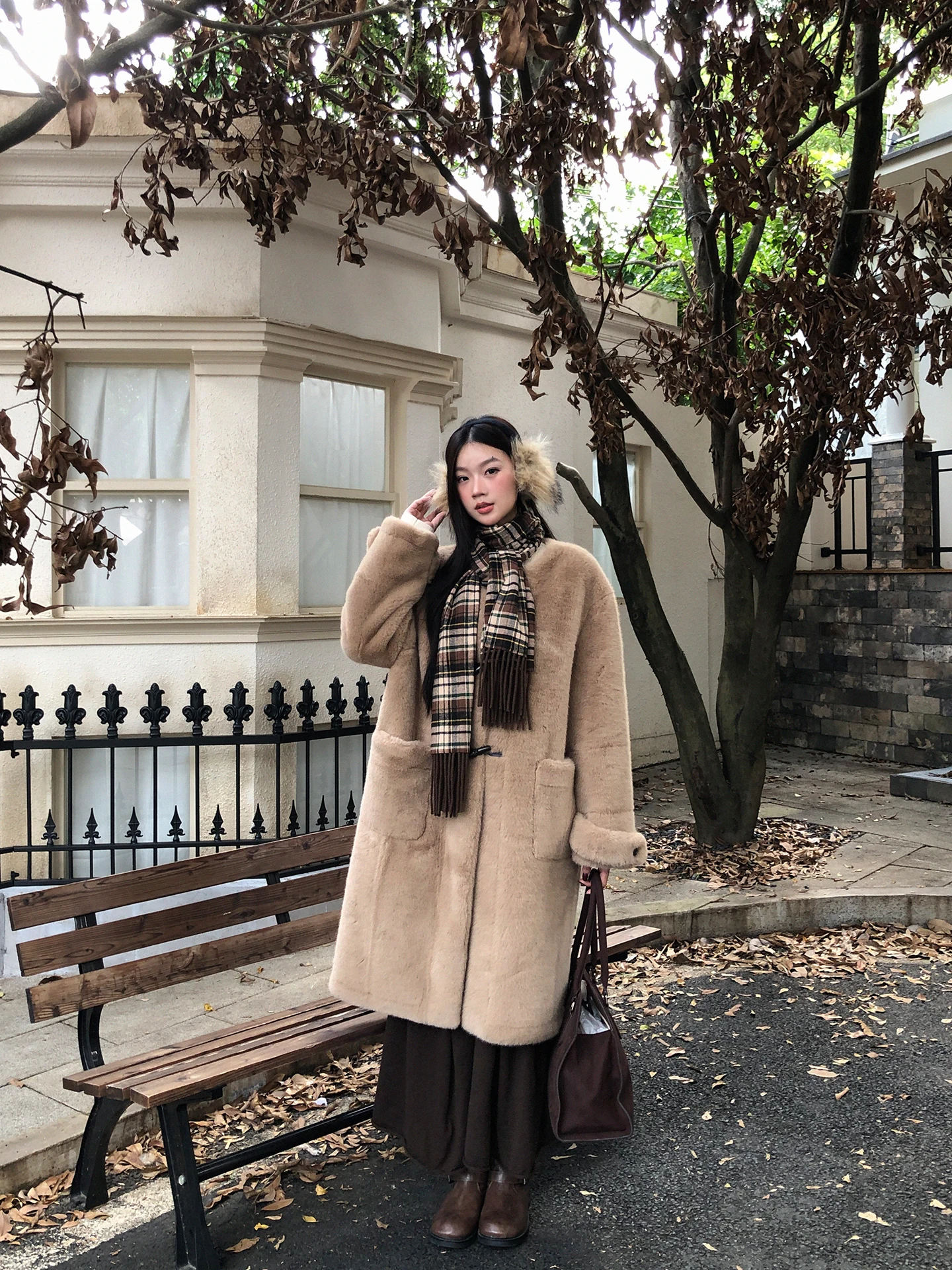 وشاح نسائي أحمر بأسلوب المشاهير، موديل 2025 الجديد لفصل الشتاء، اتجاه كوري أنيق، وشاح متعدد الاستخدامات بنمط مربعات بلون الكر...