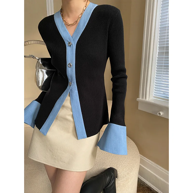 Trendy denim color splicing trumpet sleeve slim V-neck sweater 2023 early spring new knitted cardigan