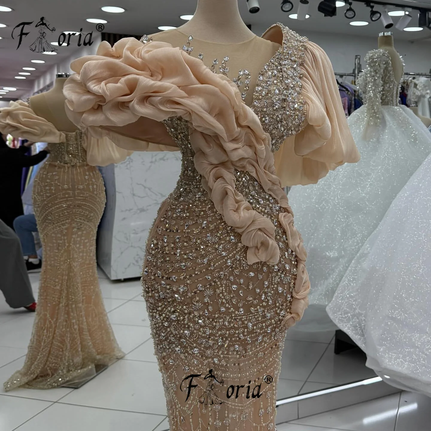 Wunderschönes Champagner-Abendkleid mit Perlen, atemberaubende Kristalle, Promi-Partykleid, maßgeschneidertes, elegantes Hochzeits-Verlobungskleid 2026