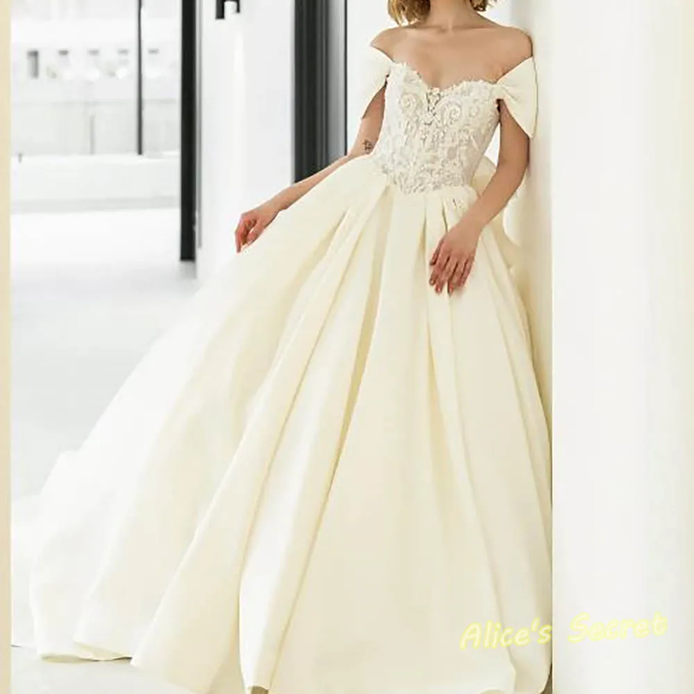 Robe de Mariée Élégante en Satin, Manches Courtes, Plis Brodé, Longueur au Sol