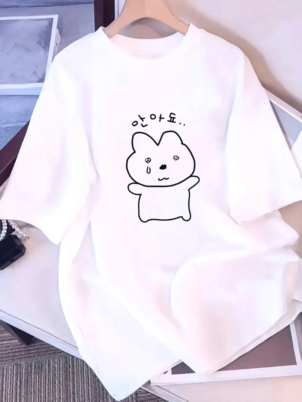 Lustiges Koreanisches „Hug Me“ T-Shirt für Damen mit traurigem Hasen-Grafikdruck, Harajuku Kurzarm-Shirt, Lässige Y2k Ästhetik Streetwear Stimmungs-Tops – Detail 4