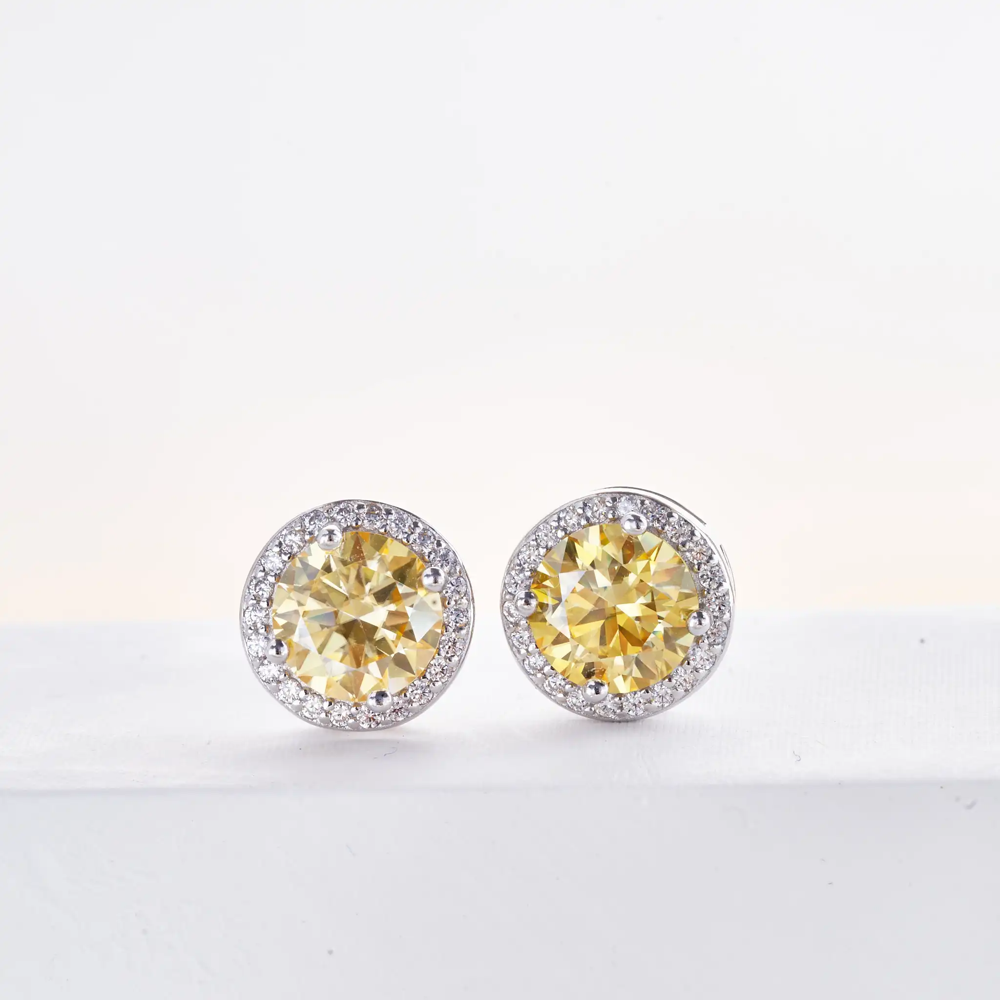 925 Sterling Silver 1 Carat Moissanite Okrągłe kolczyki zaręczynowe Ślub Codzienna praca Impreza Podróż Luksusowy prezent dla kobiet — zdjęcie 7