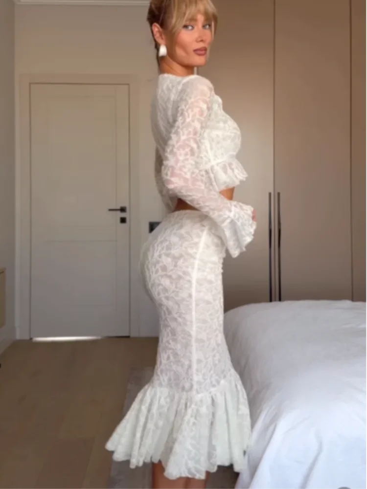 

Белый комплект из кружевной юбки и топа с пэчворком для женщин: шикарный однотонный укороченный топ с длинными рукавами и облегающая длинная юбка. Наряд для повседневной носки и праздников, модель 2026 года.