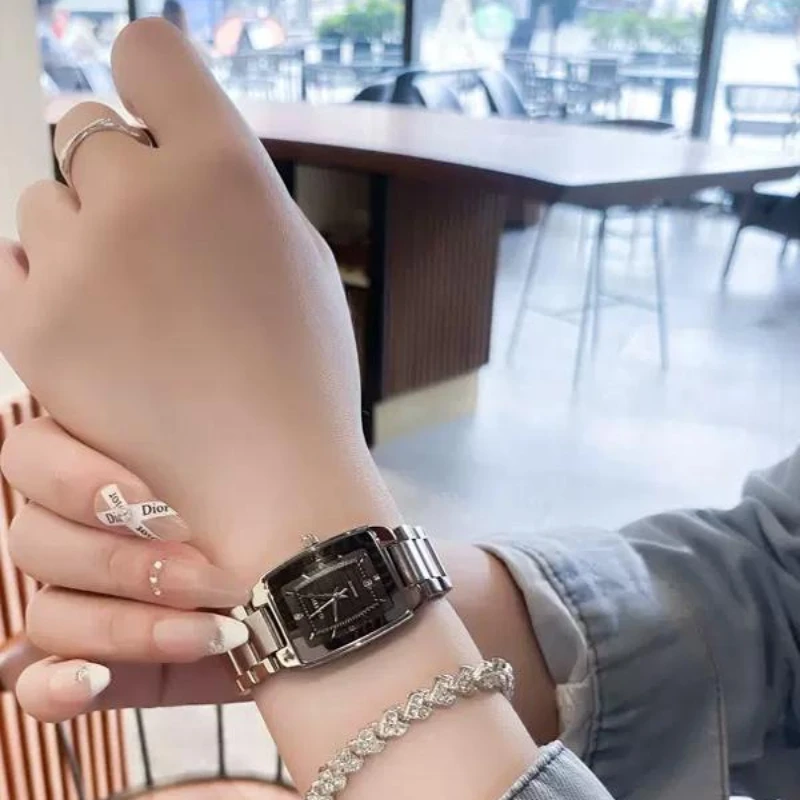 여성용 방수 시계 스퀘어 인 윈드 스몰 다이얼, 니치 라이트 럭셔리 레트로 와인 배럴, 인기 신제품