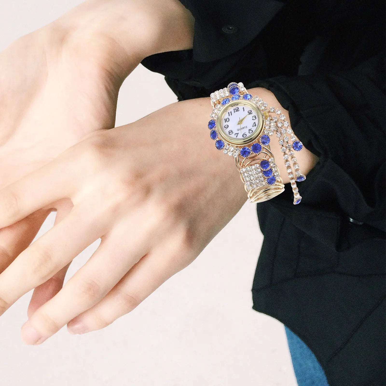 

1Pcs Golden Bracelet Watch for Women Quartz Movement Elegant Lady Wristwatch Clean Design Daily Wear Special Occasion Gift