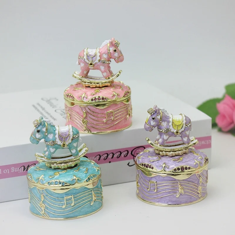 

SHINNYGIFTS Лошадь-качалка Музыкальный брелок на петлях Ручная роспись Эмалированная фигурка животного Коллекционный домашний декор