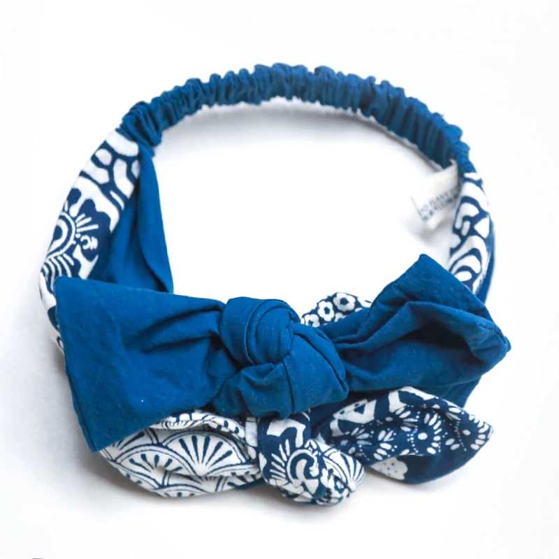 diadema-retro-con-lazo-de-mariposa-tenido-de-azul-diseno-original-con-patron-floral-en-patchwork-accesorios-para-el-cabello