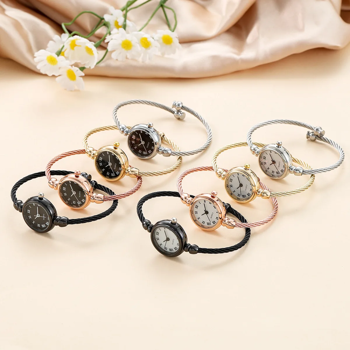Fashion Women's Wristwatch Gold Bracelet Small Dial Elegant Watch New Cute Women Steel Bracelet Watch Quartz Wristwatch