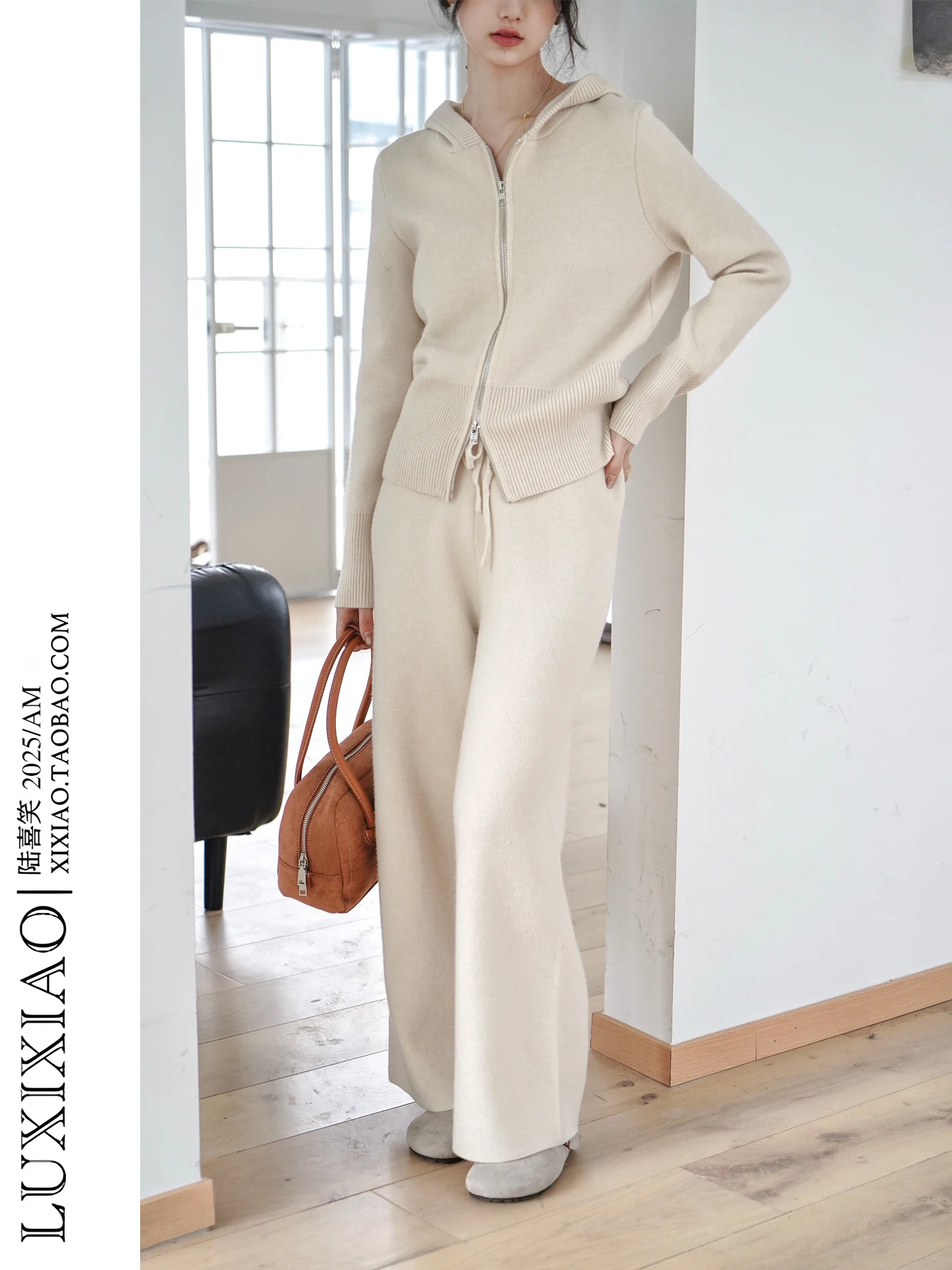 

Женский комплект LUXIXIAO: Новинка 2026 года, корейская версия, вязаный свитер с капюшоном на молнии и брюки с высокой талией и широкими штанинами. Модный осенне-зимний комплект.