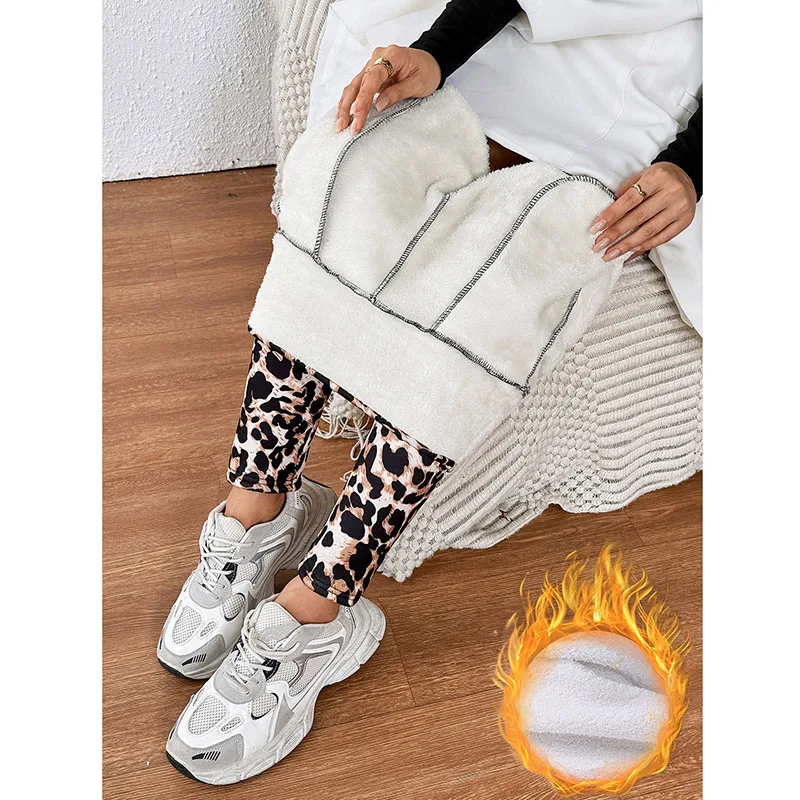 Mallas cálidas de lana de cordero para mujer, mallas con bolsillo con estampado de leopardo a la moda, pantalones de Yoga de terciopelo gruesos de cintura alta para invierno