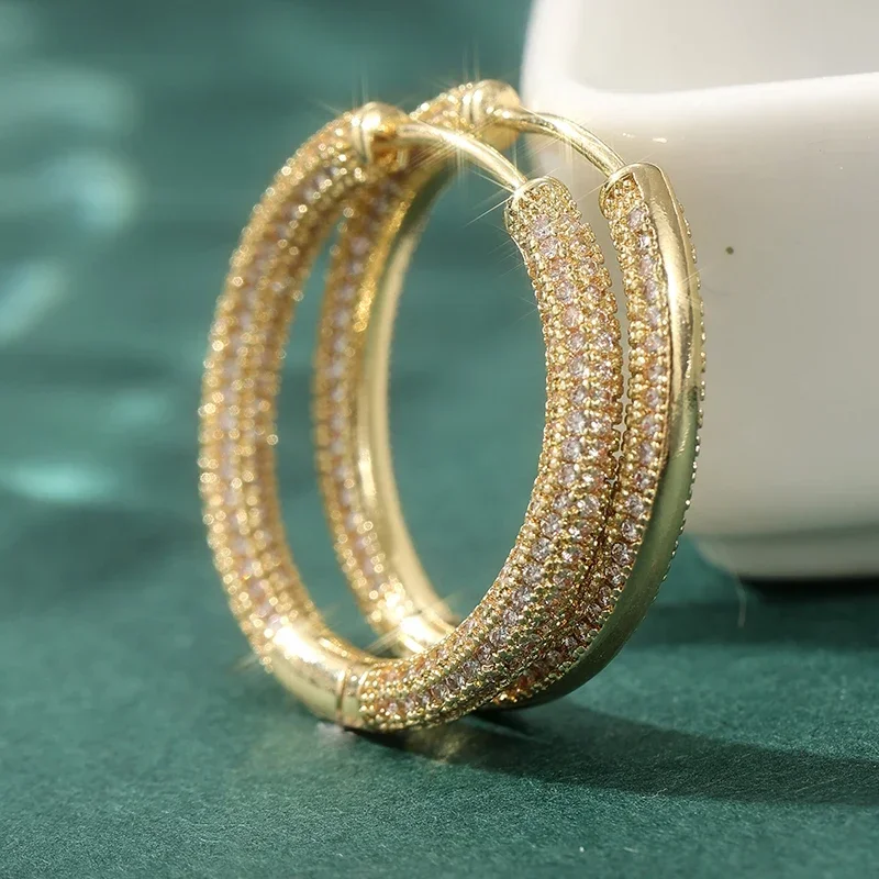 Luxuriöse Kreolen mit Zirkonia-Inlay für Damen, zarte gold-/silberfarbene Party- und Bankett-Ohrringe, charmanter Schmuck. – Detail 2