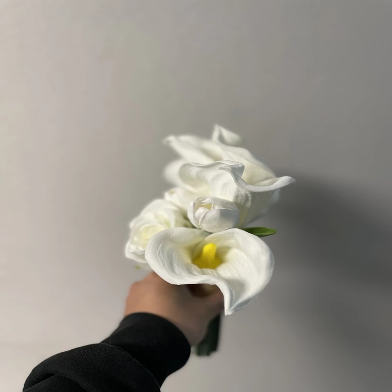 ramo de novia New style white trumpet flower, horseshoe lily, tulip, butterfly, blue hand-held flower