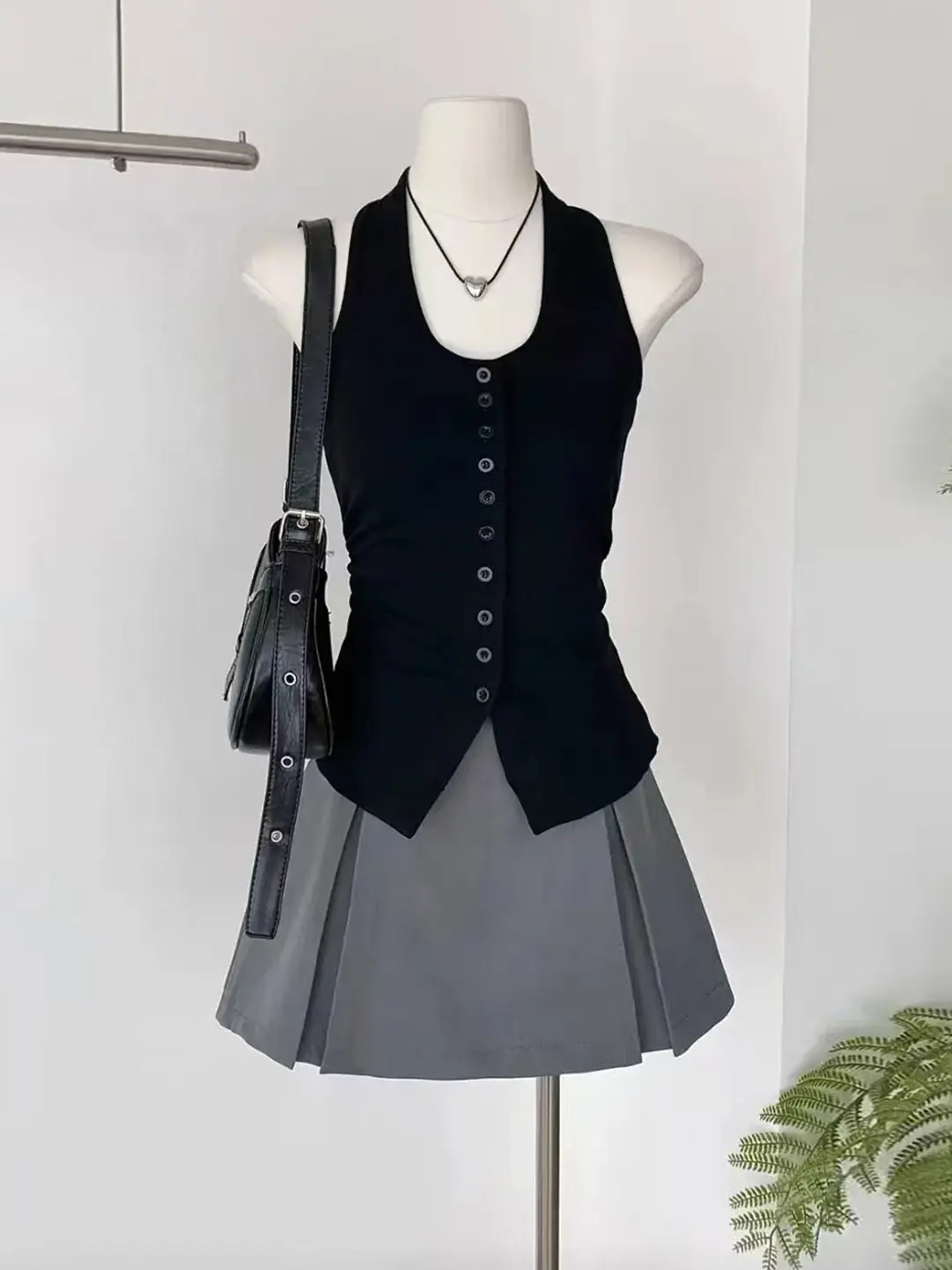 

Модный черный комплект из топа без бретелек и плиссированной юбки с высокой талией для женщин, летний, стройнящий, стильный, для повседневной носки