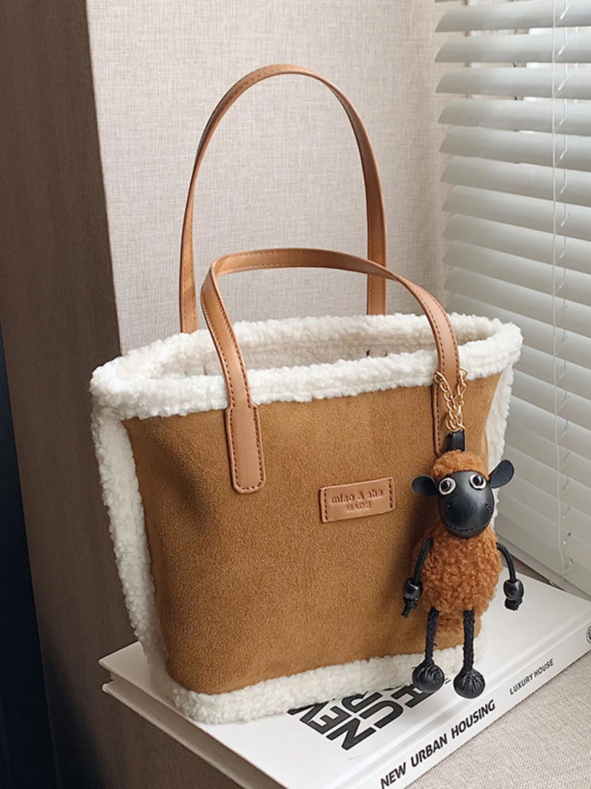 Autumn and Winter Suede Maillard Bag Women 2024 New One-Shoulder Portable Commuter Bag Lamb Wool Tote Bucket Bag