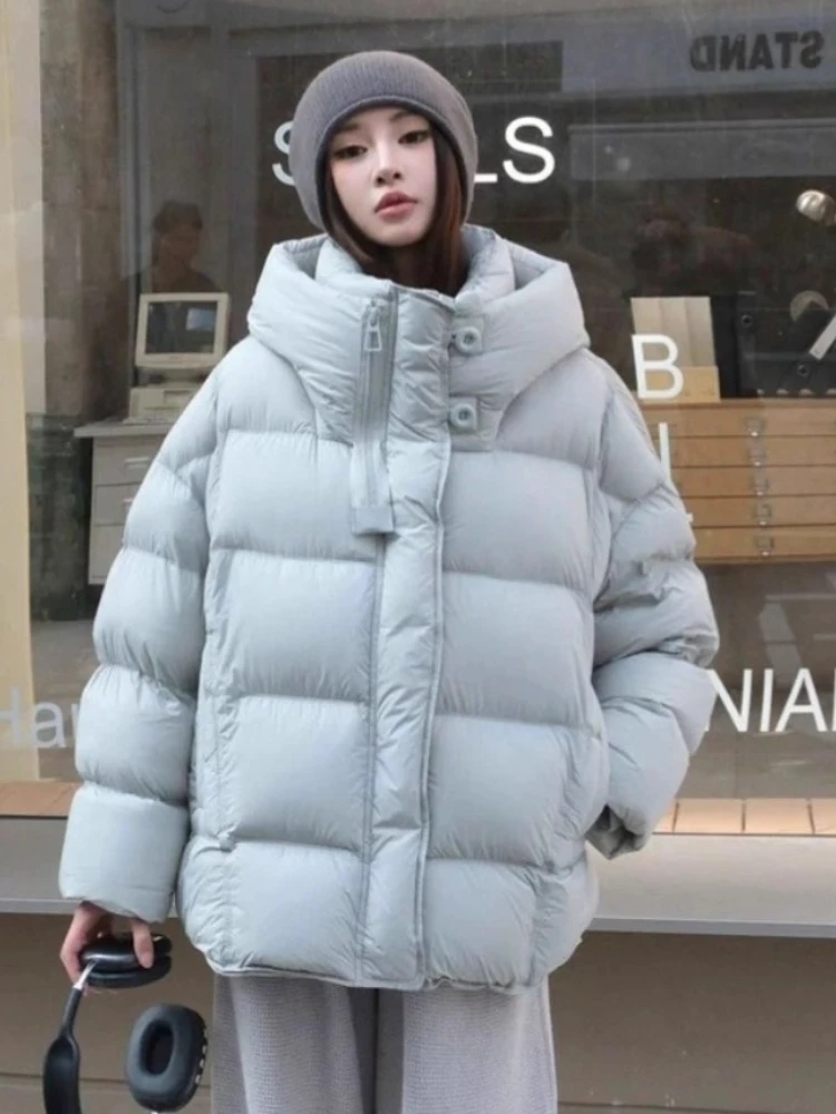 เสื้อแจ็คเก็ตขนเป็ดขาว 90% สำหรับผู้หญิง ฤดูหนาวปี 2025 สไตล์ลำลอง หลวม โอเวอร์ไซส์ อุ่นสบาย มีฮู้ดพร้อมเชือกผูก