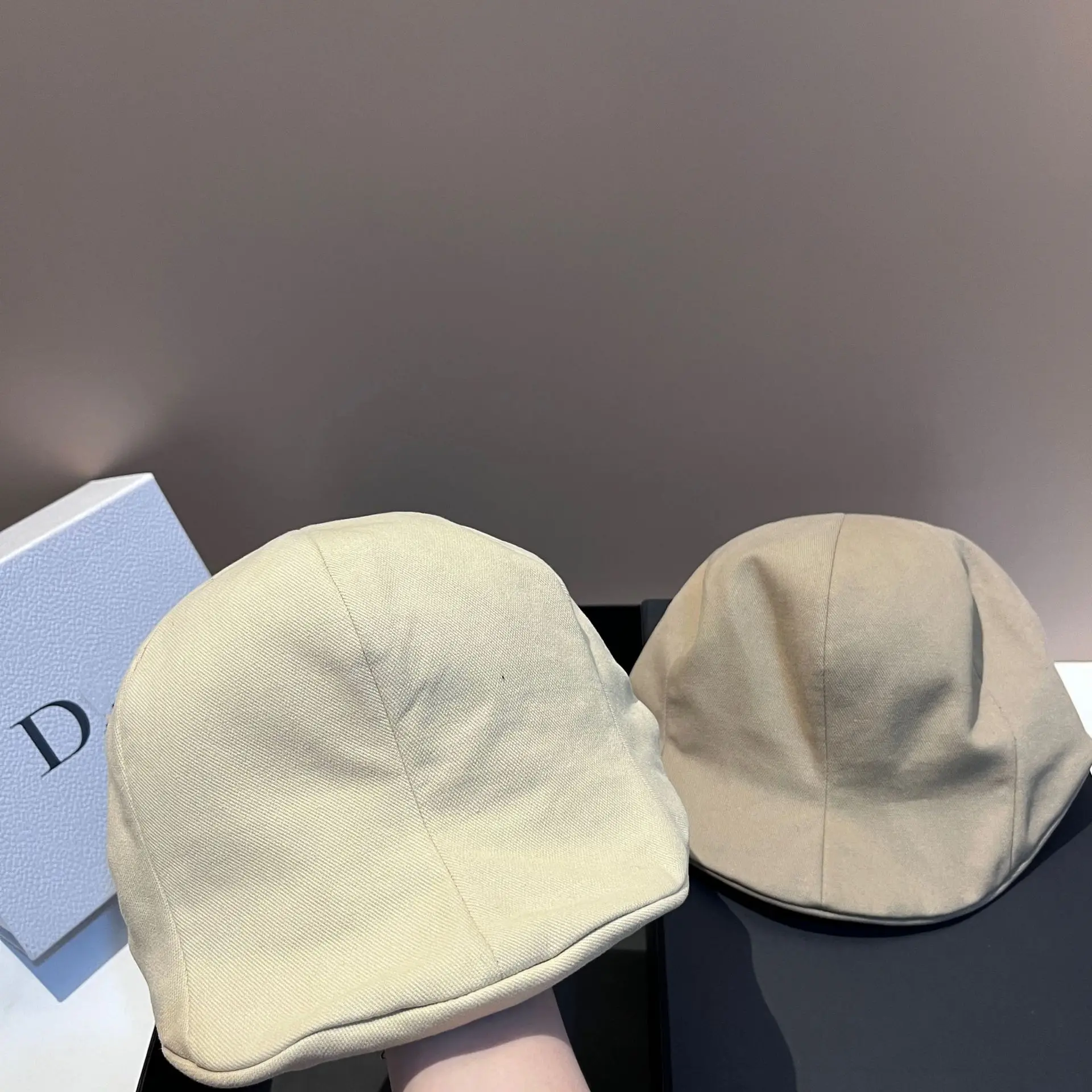 قبعة زوجين قطنية عصرية للجنسين لعام 2025 - قبعة عصرية جديدة لربيع وصيف بتصميم خلفي صغير قابلة للتعديل للترفيه في الهواء الطلق إلى الأمام