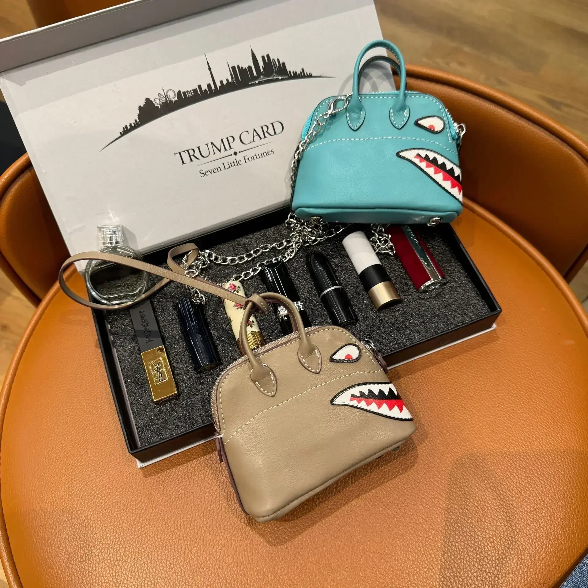 

Кожаный новый конверт с изображением акулы, красный конверт, мини-сумка, кулон премиум-класса, автомобильная подвеска, сумка для наушников, сумка на цепочке