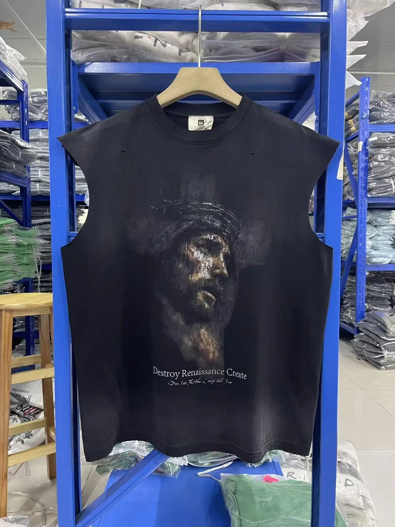 

Новая модная тенденция: мужская футболка-жилет с портретным принтом в стиле DoeItohoAn Destroy RenalsnCe, с эффектом выцветания.