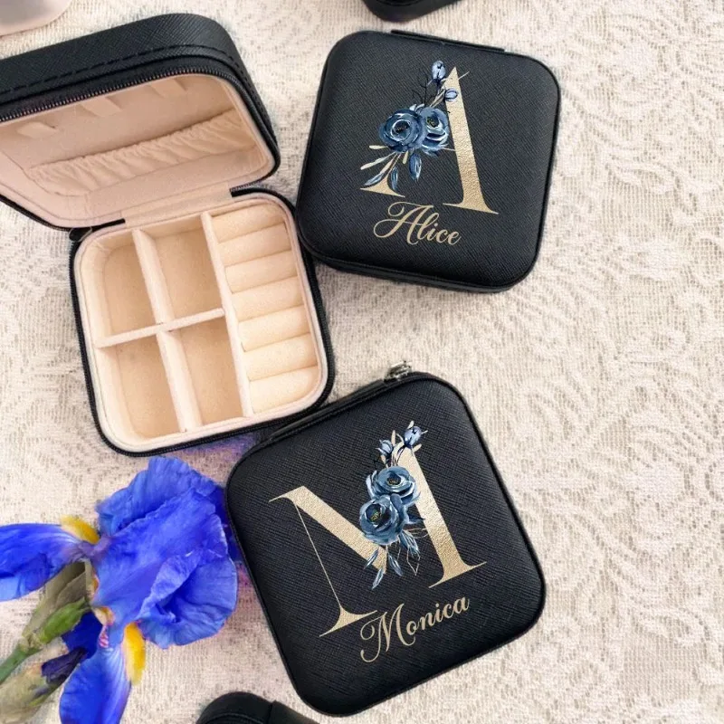 

Персонализированная начальная шкатулка для драгоценностей с именем, серьги, кольца, дорожный футляр для ювелирных изделий, подарки на свадьбу, день рождения, Рождество, День святого Валентина для нее