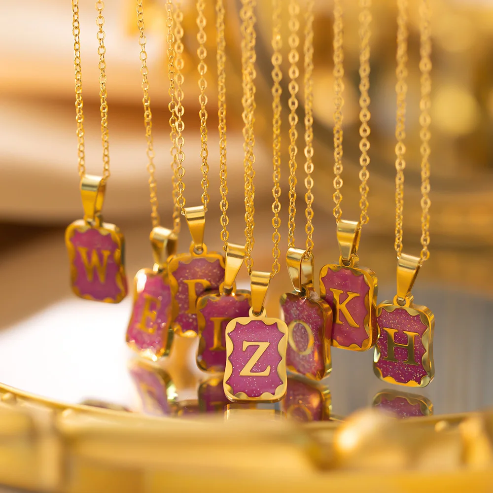 قلادة أولية بحروف إنجليزية مطلية بالذهب عيار 18 قيراط من الفولاذ المقاوم للصدأ بحروف مربعة للنساء