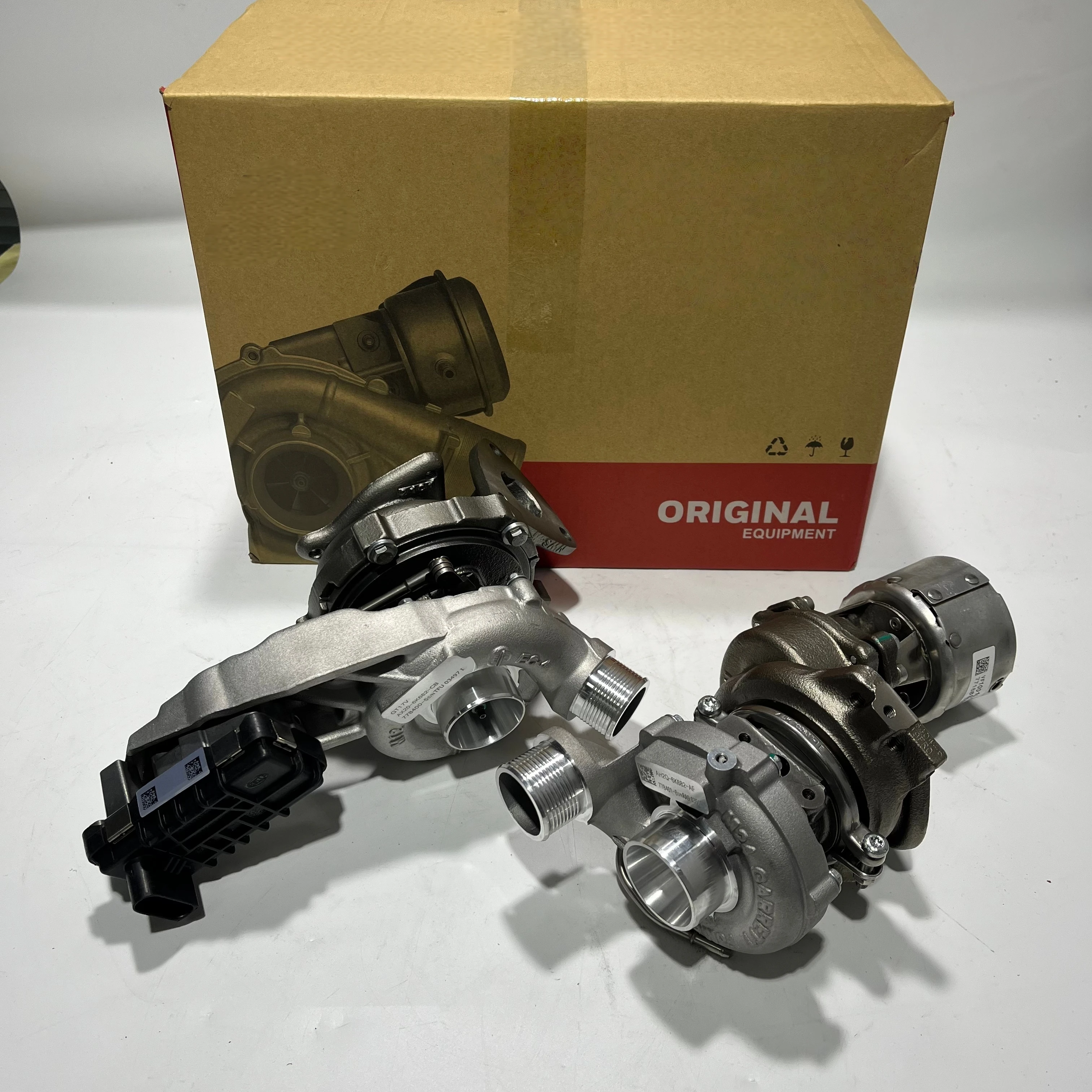 1X New Genuine LR056369 LR063777 Turbochargers Left & Right For Land Rover Range Rover Sport Discovery 4 Jaguar XF
