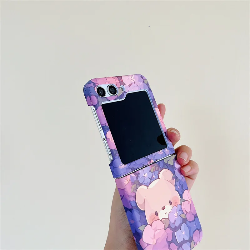 เคสลายหมีดอกไม้สีม่วงสำหรับ Samsung Galaxy Z Flip 7 6 5 4 เคสป้องกันด้านหลังสำหรับ ZFlip5 ZFlip6 ZFlip7