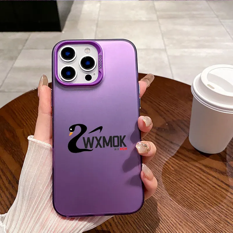 WXMOKブランド柄入りスマホケース iPhone 17 16 15 Plus 14 13 12 11 Pro Max X XS XR 7 8 SE 17Pro対応 カラーシルバー背面カバー ファンダ
