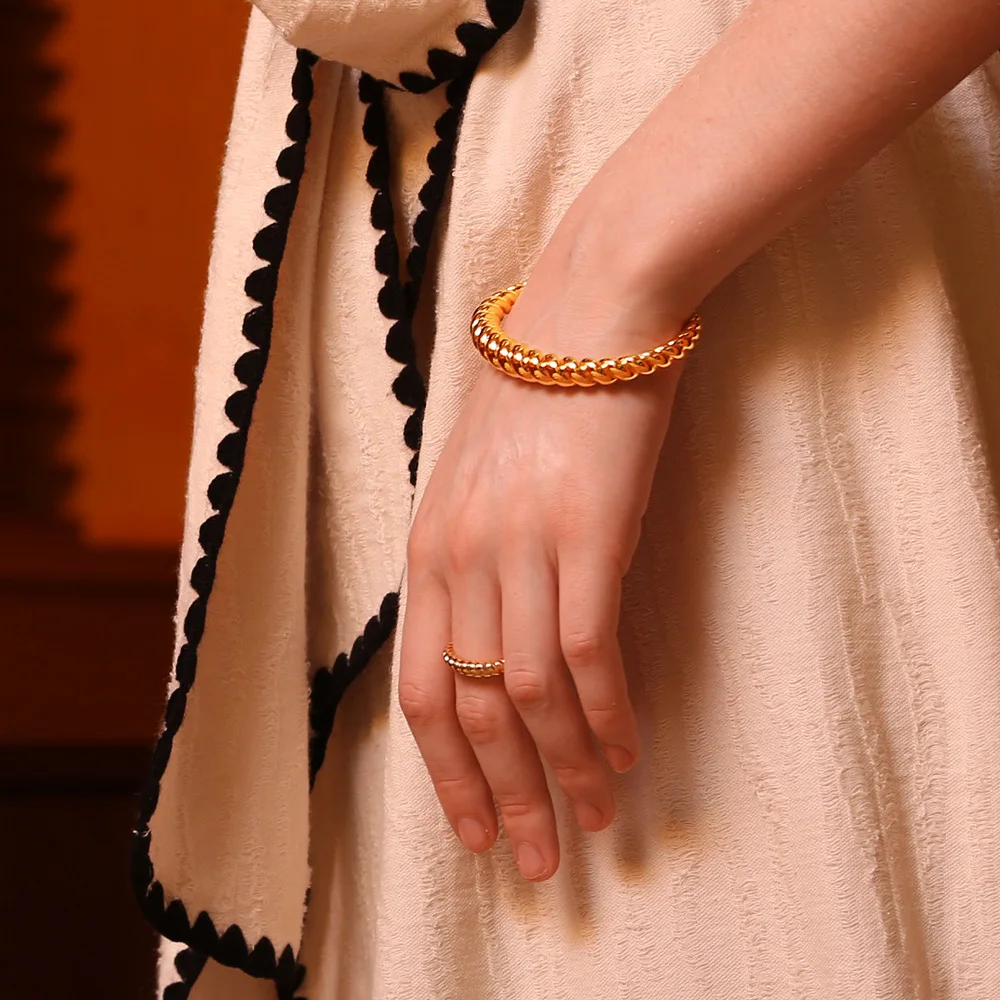 ENFASHION Twist Bracelet For Women Gold Color Cuff Bracelets Fashion Jewelry Bijoux Femme Bangles Friends Gifts BF182031