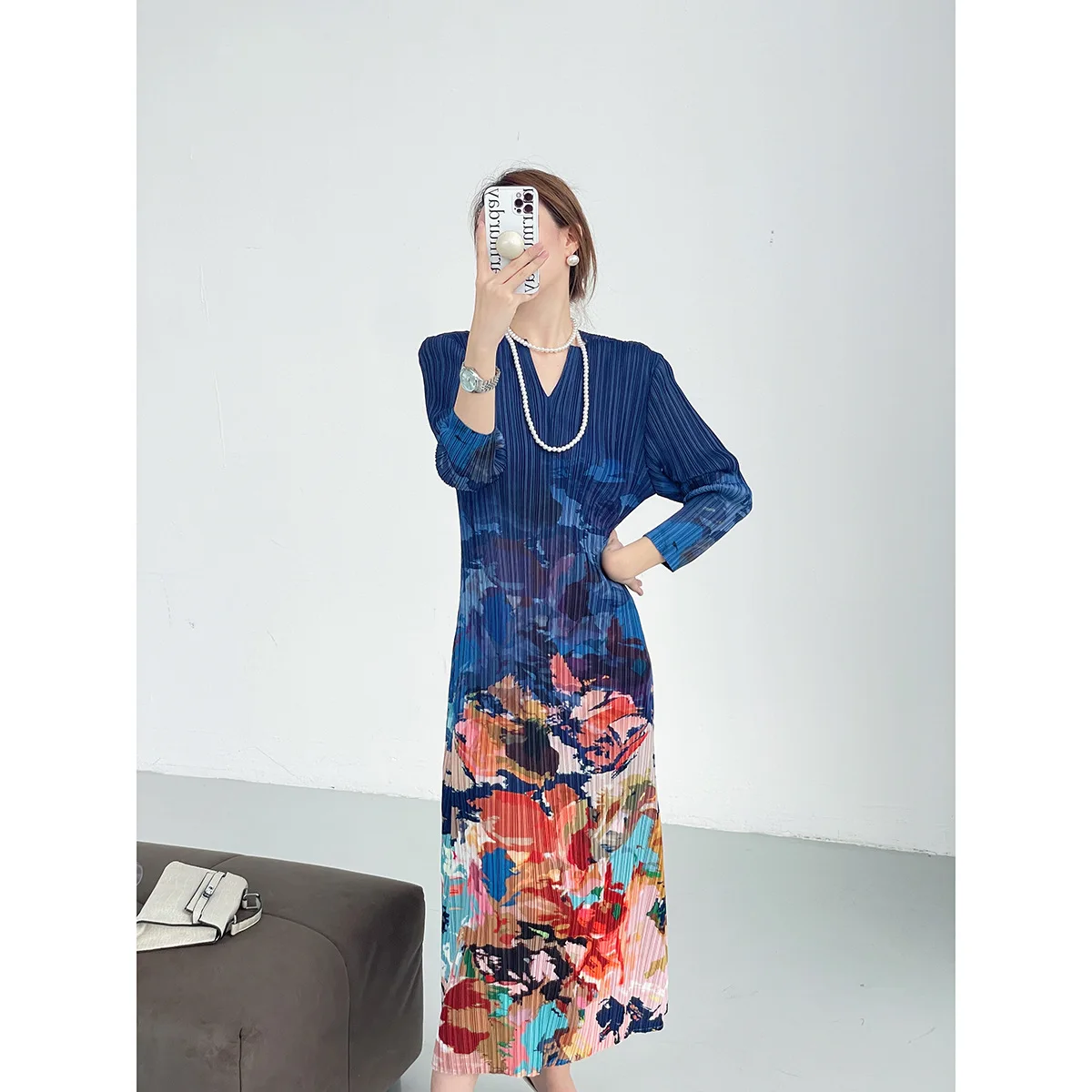 

Women's dresses Miyake Pleated Fashion Large-size V-neck long-sleeved printed dress
