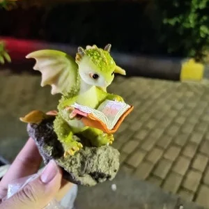 

Fashion Mini Reading Dragon Statue Figurine Ornament Fairy Garden Decor for Flowerpot Bookshelf Collection