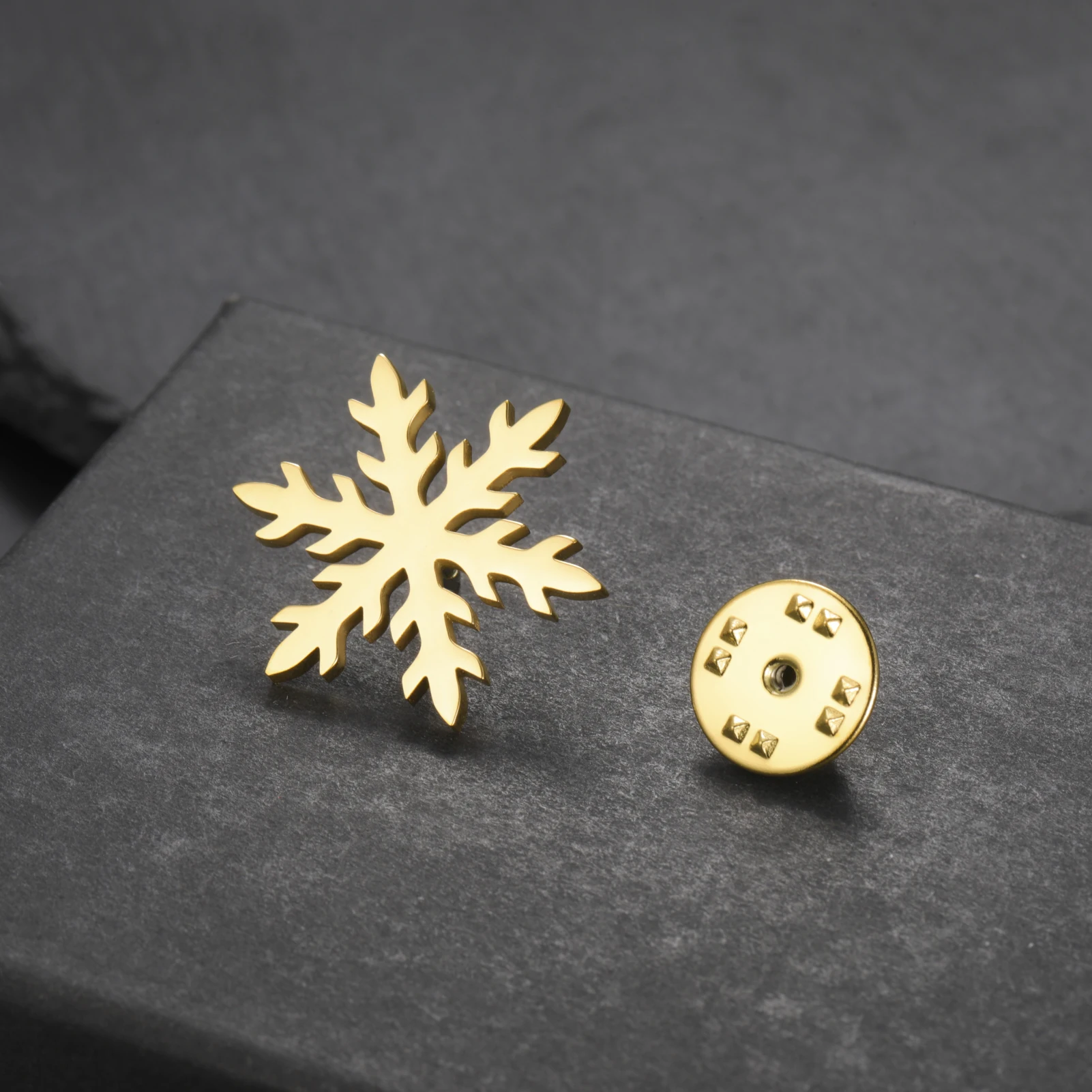 

Sipuris Snowflake Mini Brooch For Women Men Stainless Steel Hot Fashion Pin Badge Jewelry Christmas Gifts Trendy