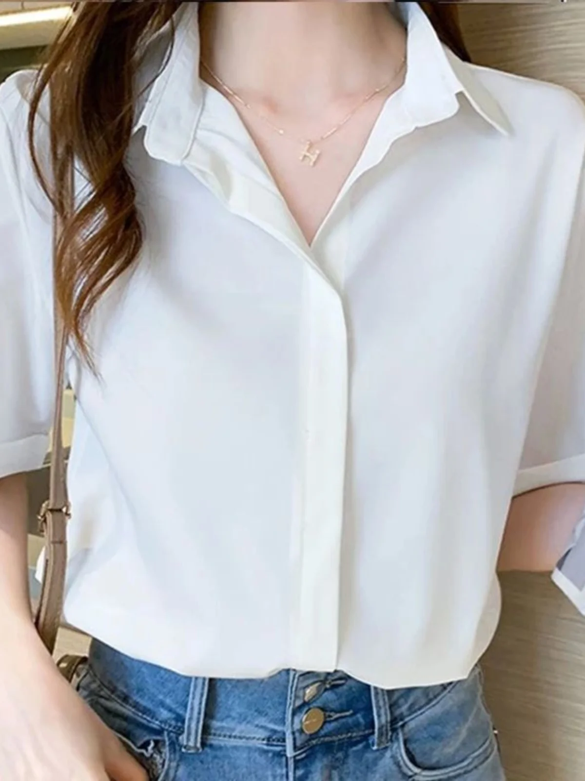 

Women's Thin ort Sve irt Collared Lightweight Faionable Top for Younger Women under 25 Years Old