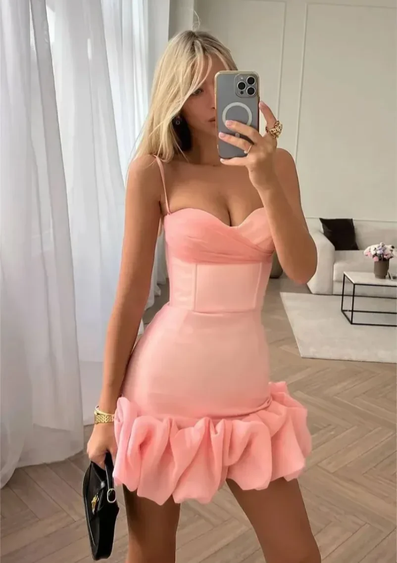 Abito da sera elegante con scollo a cuore personalizzato Abito da festa classico moderno con applicazioni trasparenti e bretelle sexy con cucitura laterale senza maniche