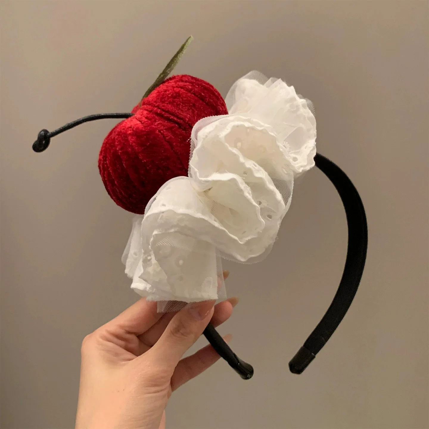 Niedliche rote Apfel-Haarspange mit weißer Spitzen-Schleife, süßes Lolita-Haaraccessoire für Damen und Mädchen, Party-Cosplay-Kopfschmuck – Detail 2