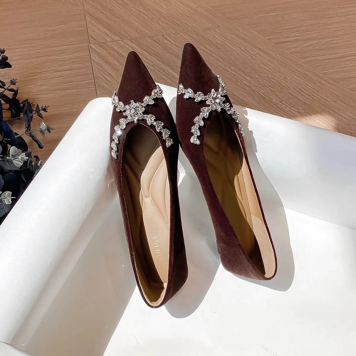 

High Quality Luxury Velvet Shallow Shoes Low Heel Pointed Toe Banquet Shoes Wedding Party Fashion High Heels Autumn Female Pumps
