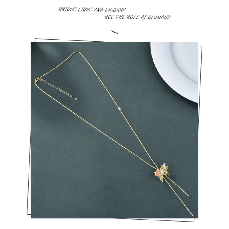 調節可能なロングセーターチェーンバタフライネックレス、金箔バタフライ巾着ロングネックレスを備えた女性