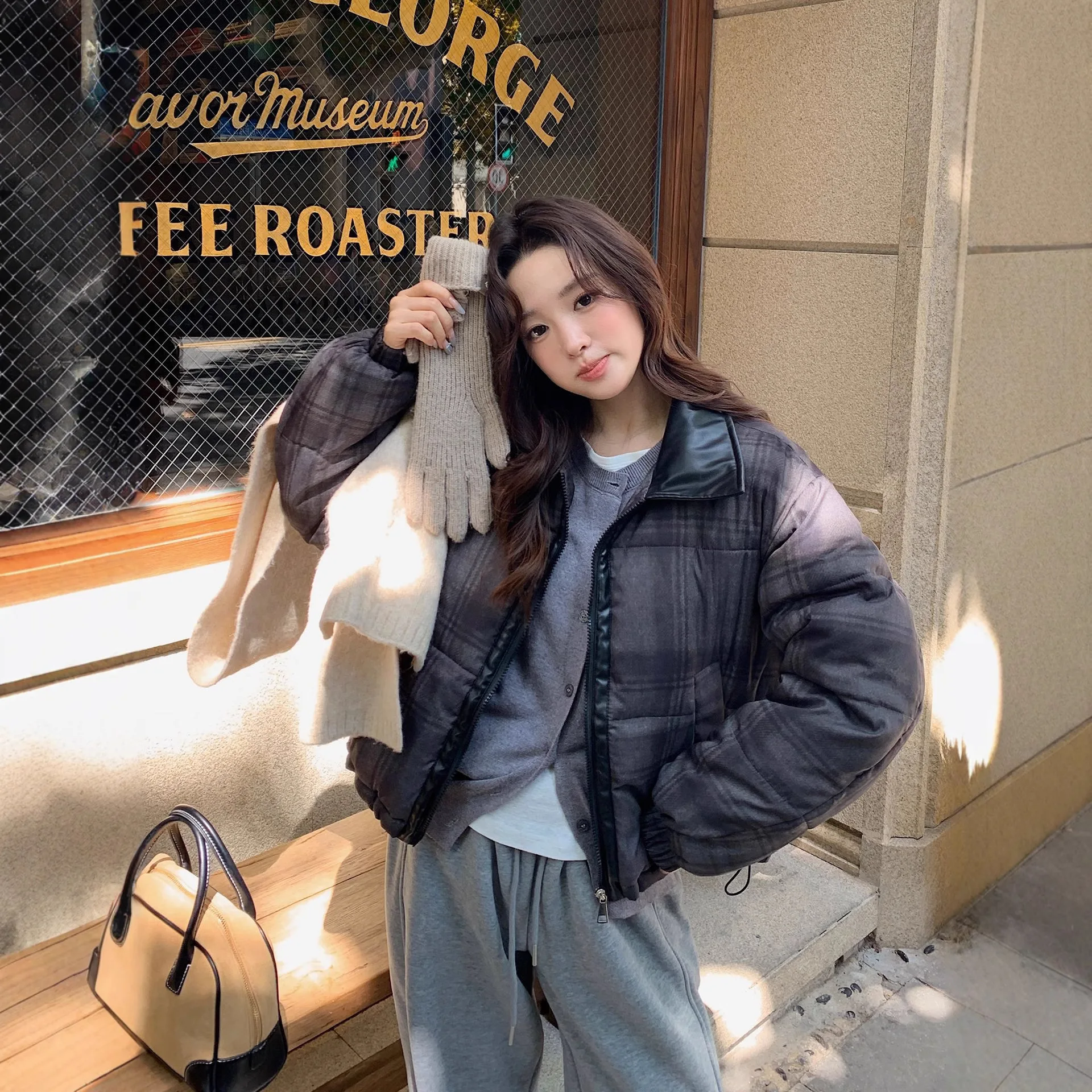 แจ็คเก็ตแบบสแตนด์อัพ รุ่นใหม่ ฤดูหนาว 2025, เสื้อโค้ทผู้หญิงลายตารางสีตัดต่อ, แจ็คเก็ตผ้าฝ้ายสองด้านแบบสั้น, ให้ความอบอุ่นหนาพิเศษ